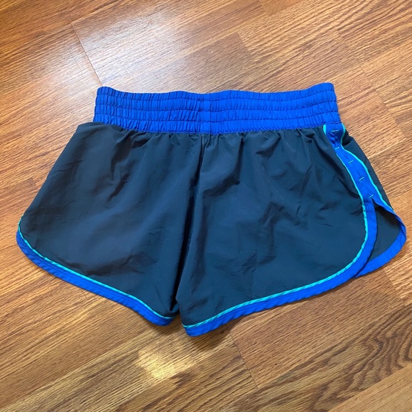 Under Armour Womens shorts - Picture 2 of 3